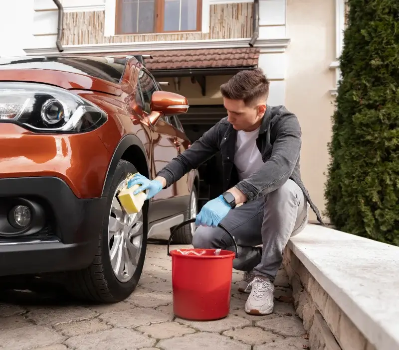 Lavage auto à domicile Jau-Dignac-et-Loirac : professionnel intervenant sur un véhicule